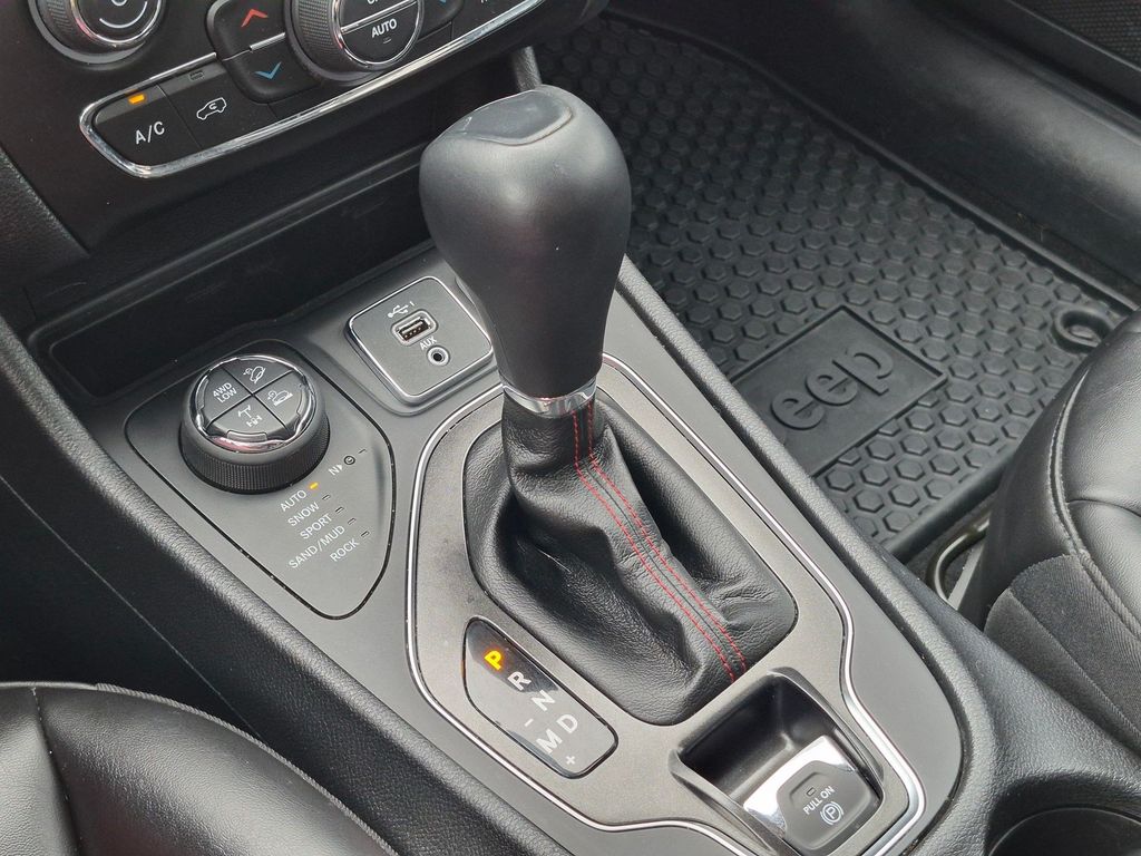 Used 2020 Diamond Black Crystal Pearlcoat Jeep Trailhawk image 12