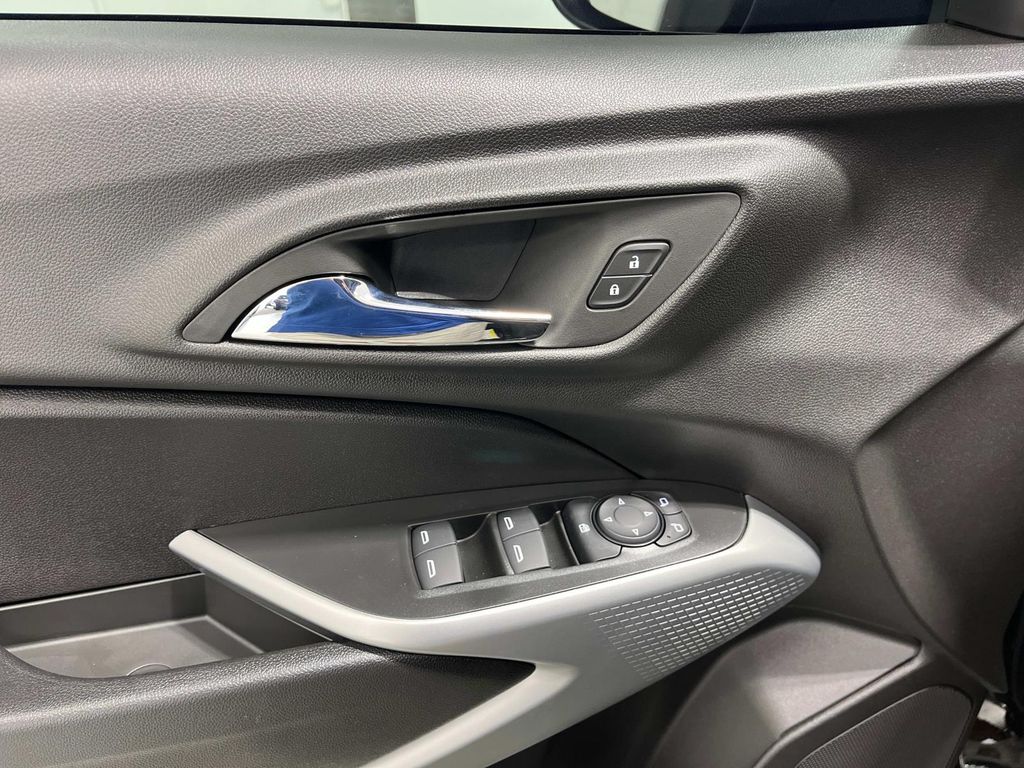 new 2025 Chevrolet Trax car, priced at $22,999