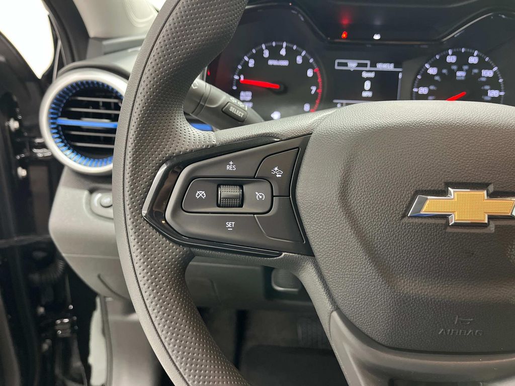 new 2025 Chevrolet Trax car, priced at $22,999